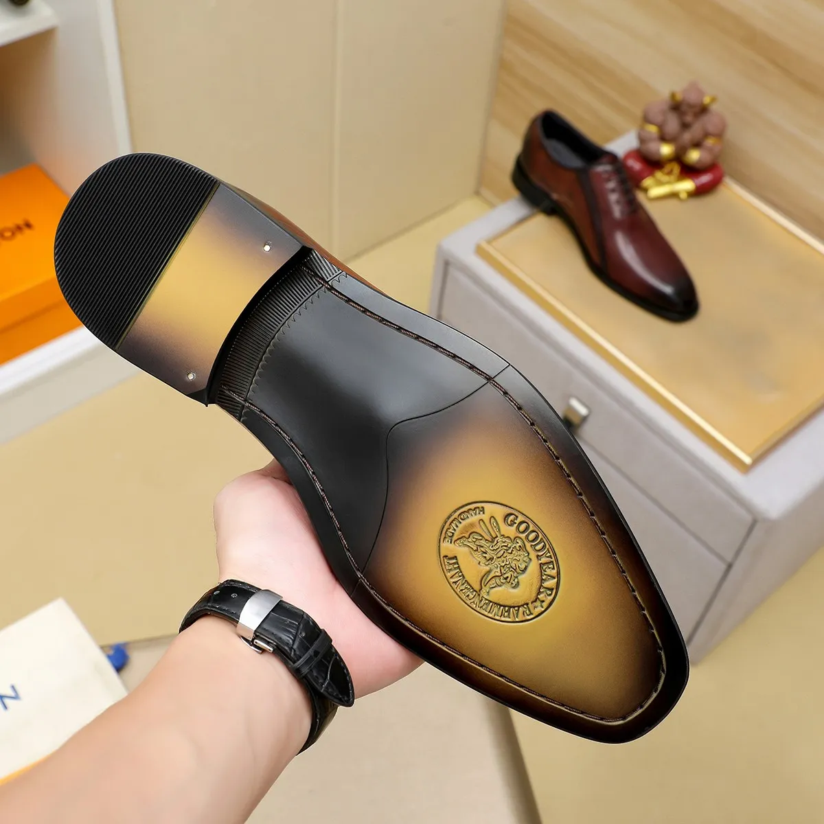 Men's shoes 💰620 💰 Louis Vuitton LV ® Autumn and Winter 🆕 models 🔛Full shoe counter First layer cowhide, 🐂leather lined casual shoes for men, super soft outsole, essential for driving. Counter synchronized original first layer cowhide completely 1:1 mold customization 🌹Top version, 2 colors available! Number: 38-45 (37.46. Customized)